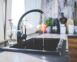 Eau du robinet : Les causes de la contamination