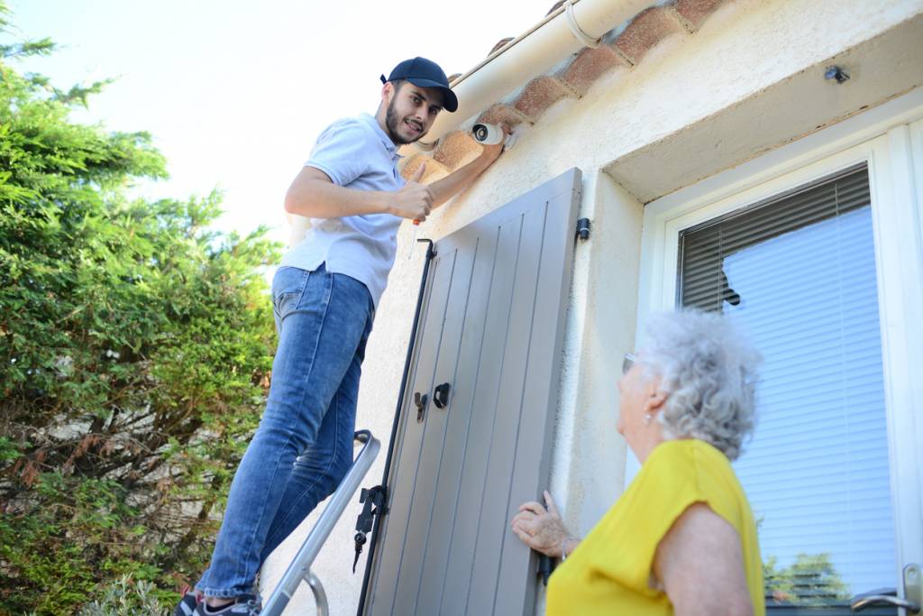 télésurveillance téléassistance système sécurité seniors personnes âgées technologie